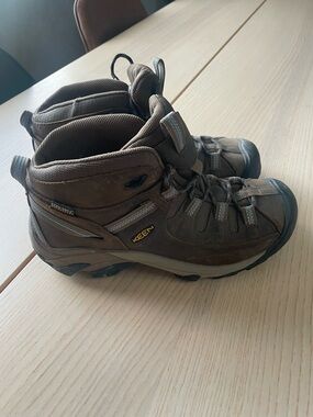 KEEN Women's Targhee II Mid Waterproof hiking boots size 8.5 ladies hiking boots